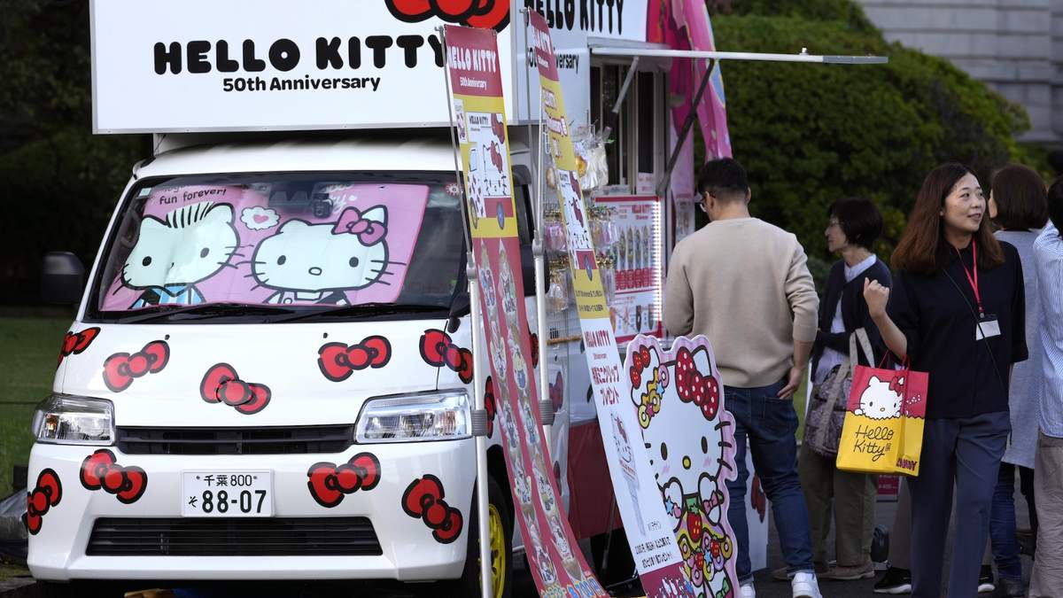 Una camioneta con comida decorada con imágenes de Hello Kitty afuera del Museo Nacional de Tokio