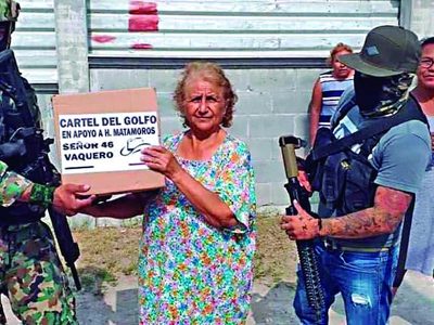 En la pandemia, los cárteles reparten despensas