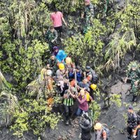 Recuperan cuerpos de tres excursionistas muertos tras erupción de volcán en Indonesia