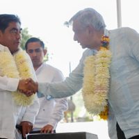 Maestros abuchean al gobernador Miguel Barbosa frente a AMLO en Puebla