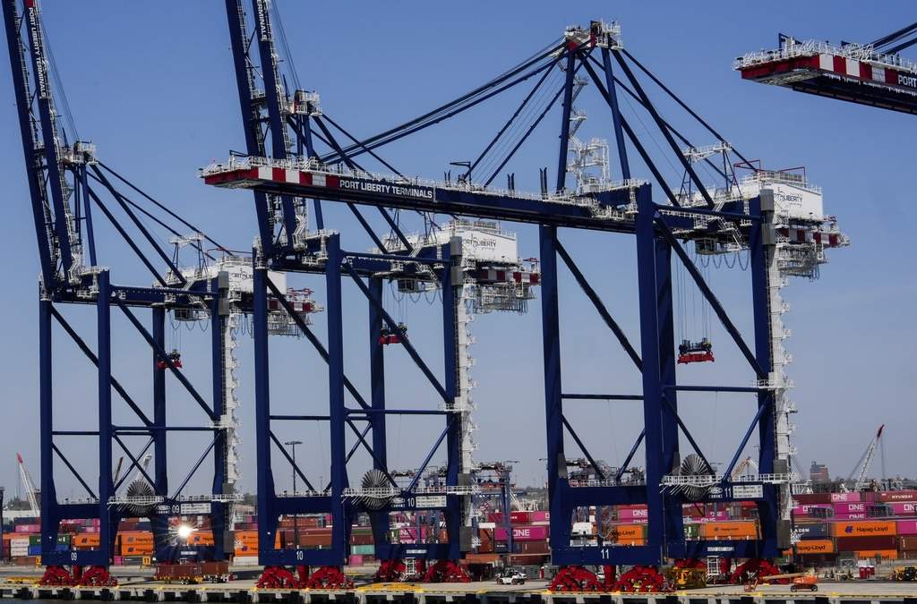 Contenedores de carga en Port Jersey, en Jersey City, Nueva Jersey, viernes 18 de abril de 2025