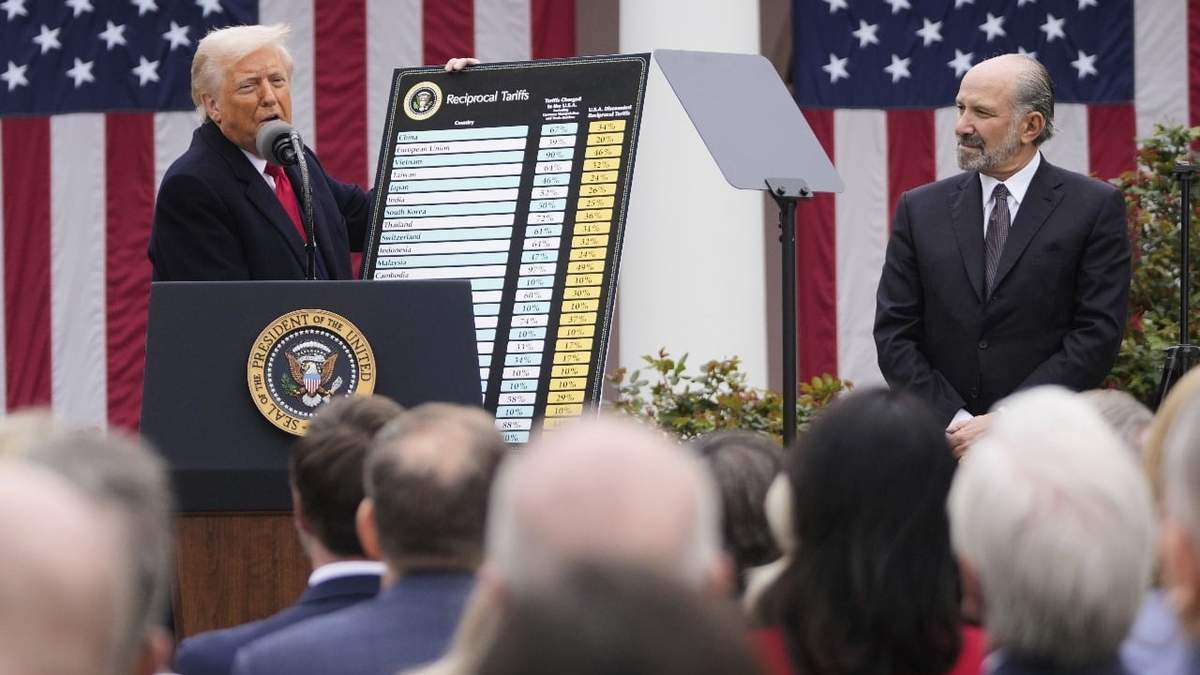 El presidente Donald Trump habla durante un evento para anunciar nuevos aranceles en el Jardín de Rosas de la Casa Blanca, el miércoles 2 de abril de 2025, en Washington, mientras el secretario de Comercio, Howard Lutnick, escucha