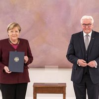 Merkel recibe certificado de su baja como canciller; Barbel Bas, nueva presidenta del Bundestag