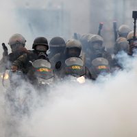 Policía dispersa con gases lacrimógenos a manifestantes en Caracas
