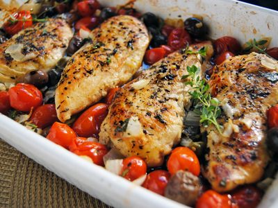 Pollo mediterráneo: así se prepara una cena de verano rápida y fácil