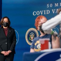 Kamala Harris se compromete a enviar más vacunas a México, tras llamada con AMLO
