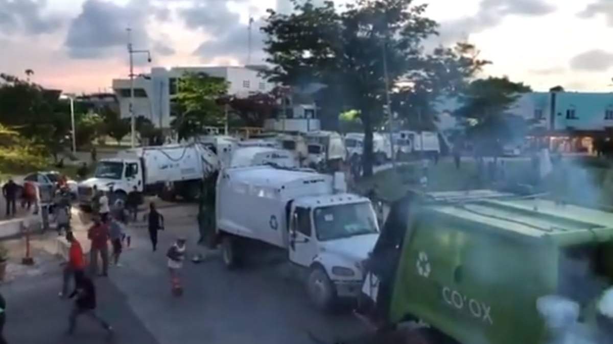 Policías lanzaron gas lacrimógeno a recolectores de basura que protestaban en el Ayuntamiento de Benito Juárez