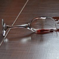 Antes de tirar las copas rotas, mirá este genial proyecto para decorar tu living sin gastar un solo peso