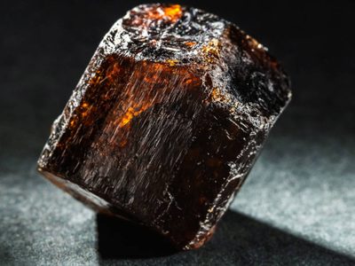 La piedra que todos quieren llevar encima porque fortalece las uñas, la piel y el cabello y es un amuleto protector de malas vibras