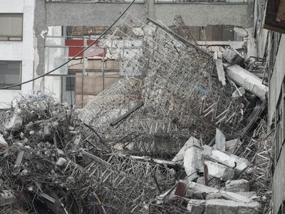 Gobierno de Brugada y Alessandra Rojo chocan por edificio colapsado en San Antonio Abad