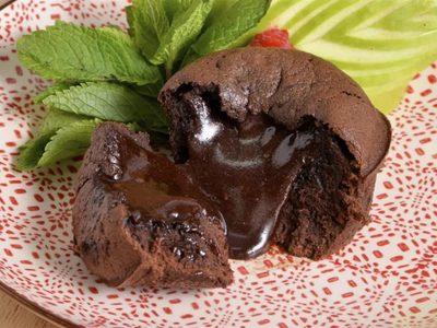 Volcán de chocolate sin harina ni azúcar: una bomba de sabor en una receta fácil que se hace en 1 minuto