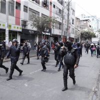 Ecuador entrega a Perú 12 mil granadas lacrimógenas en plena espiral de protestas