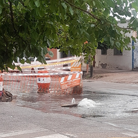 La "fuente" que brota desde el asfalto en Dorrego