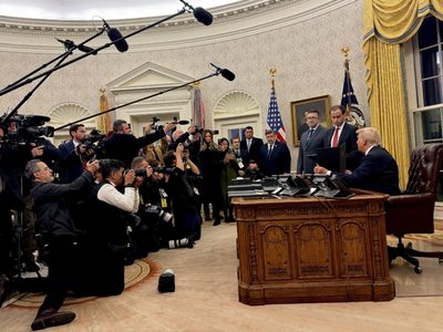 Fiscales de 22 estados demandan para frenar orden de Trump que anula ciudadanía por nacimiento