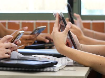 La Ciudad de Buenos Aires restringió el uso del celular en las escuelas