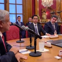 AMLO firma acuerdo por 8 mmdd con 23 bancos para refinanciar Pemex