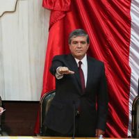 Rinde protesta gobernador interino en Nuevo León; le piden no operar para "El Bronco"