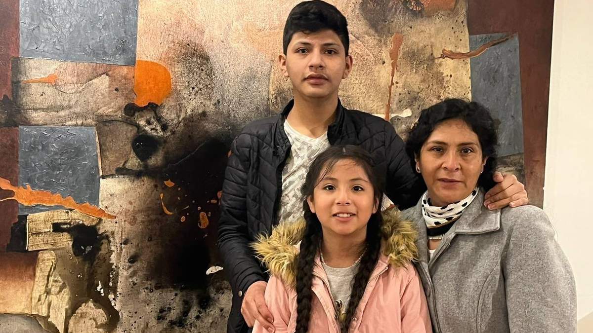 Lilia Paredes , Arnold y Alondra Castillo en el Aeropuerto de la Ciudad de México a su arribo procedentes de Lima