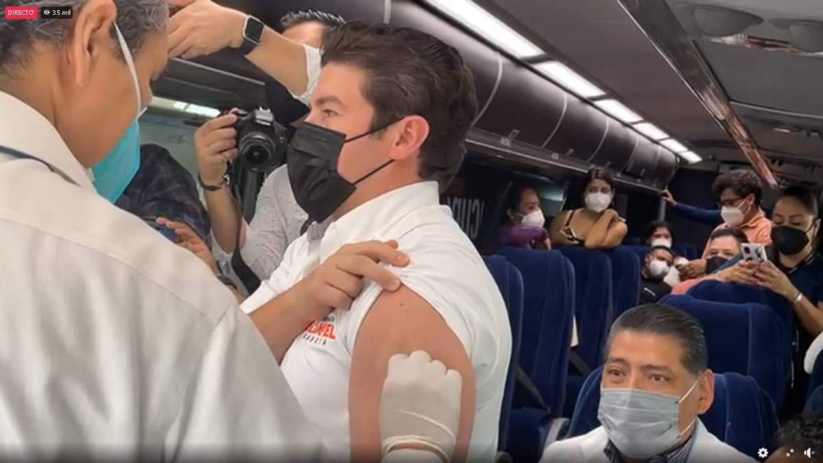 Samuel García y su esposa recibieron la vacuna contra el covid a bordo del autobús