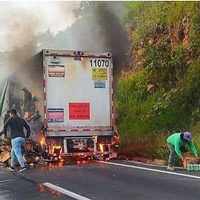 Saquean tráiler incendiado en Veracruz; iba cargado de cervezas