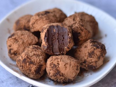 Trufas de cacao amargo versión fit: con un sabor a gloria y sin sentir culpa por comerte un dulcito