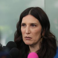 “Hay que ver todas las televisoras”: así reaccionó Kenia López sobre Sheinbaum y TV Azteca
