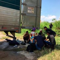 Más de 100 migrantes huyen tras ser abandonados dentro de un camión en Veracruz