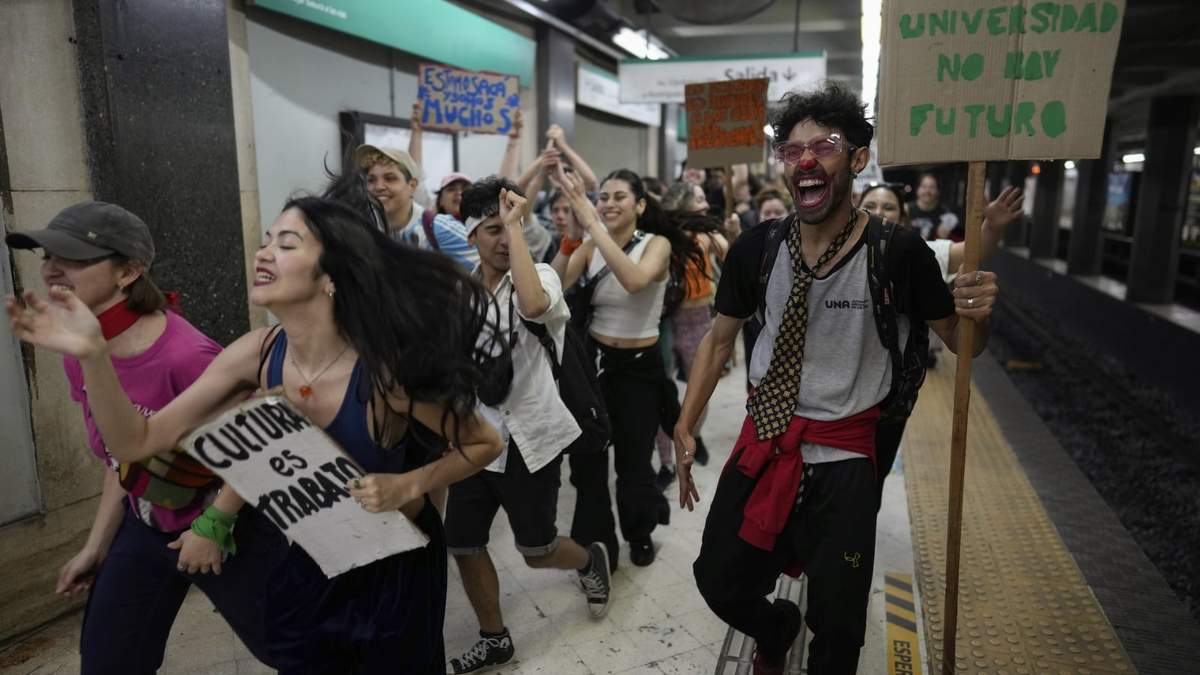 Los estudiantes salen del metro camino a una manifestación frente al Congreso para protestar por el veto