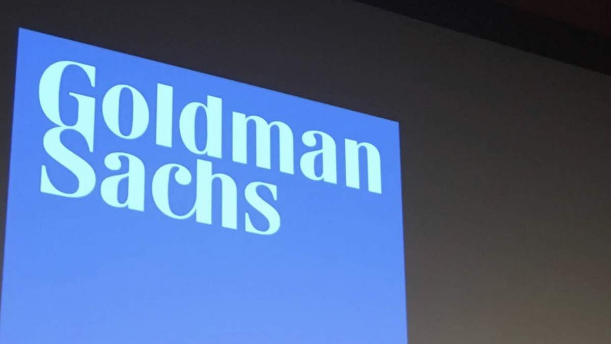 El emblema del banco Goldman Sachs en una pantalla en el interior de su sede en Nueva York