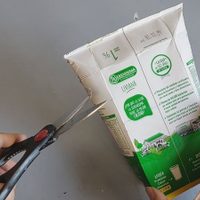 Con un envase de leche vacío y un poco de creatividad, hacé este jarrón de revista