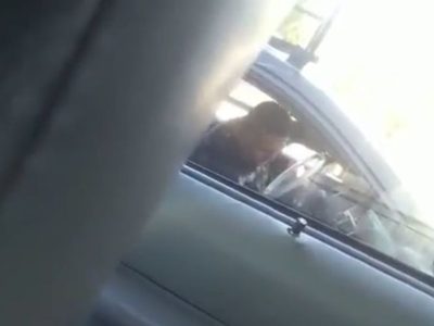 Captan a un hombre golpeando a un niño al interior de un auto en Ciudad Juárez; ya fue detenido