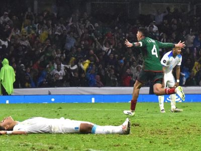 Honduras prevé acción legal por “arbitraje casero” en el partido contra México en el Azteca