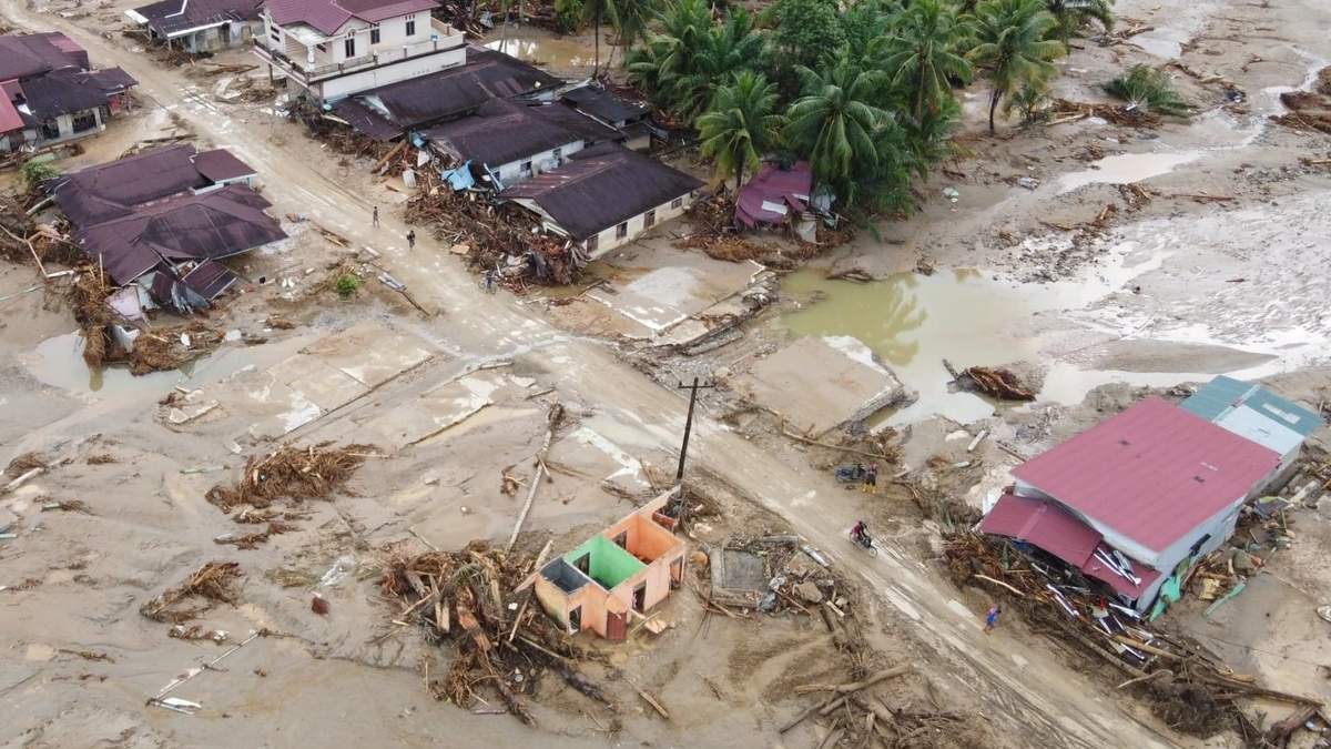 Inundaciones en Indonesia, Sri Lanka y Tailandia dejan más de mil 300 muertos