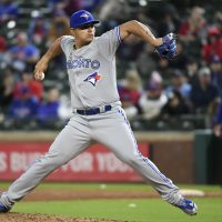 Roberto Osuna hace historia en Grandes Ligas: es el más joven en llegar a 100 salvamentos