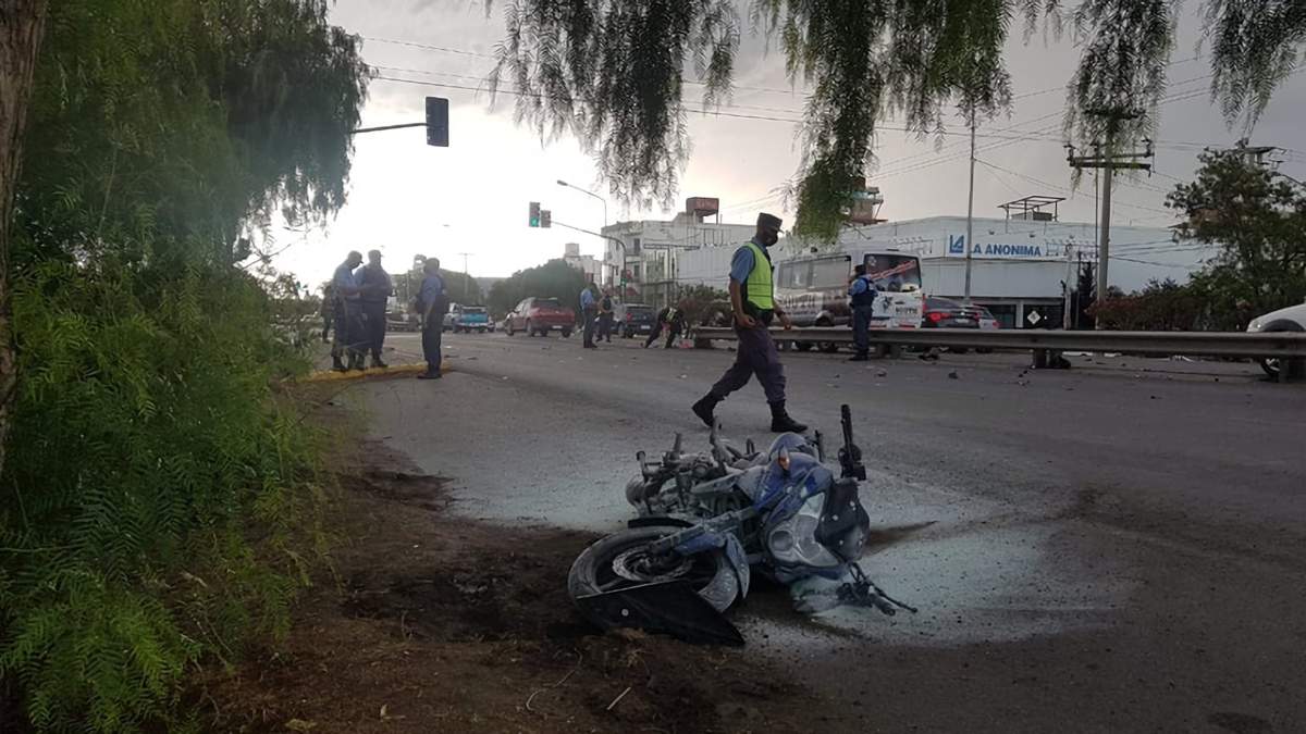 El choque ocurrió en la zona céntrica de Neuquén Capital. Fuente: (Twitter)