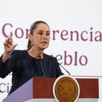 Sheinbaum anuncia aumento salarial del 9% a maestros: "Ojalá pudiéramos dar más"