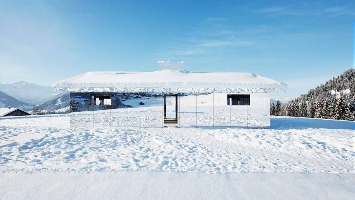 Una casa hecha de espejos que se mimetiza con el paisaje de Suiza. Fuente: (Instagram)