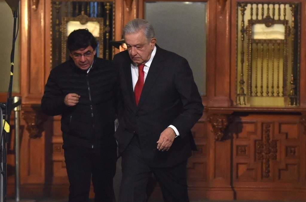 Jesús Ramírez, vocero de Presidencia, y el presidente Andrés Manuel López Obrador en la mañanera del 21 de febrero de 2024