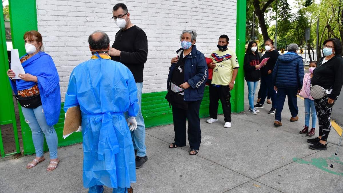 Personas hacen fila para aplicarse la prueba de covid-19 en CDMX