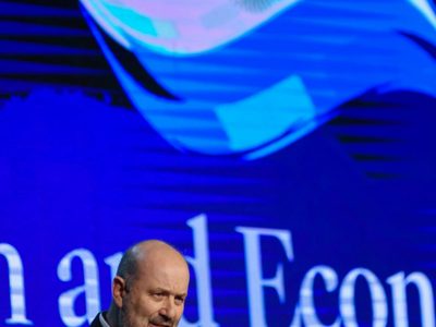 Sturzenegger aumentó los salarios de asesores del Gobierno nacional