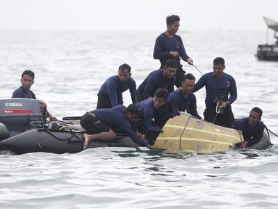 Hallaron las cajas de seguridad del avión indonesio que cayó al mar