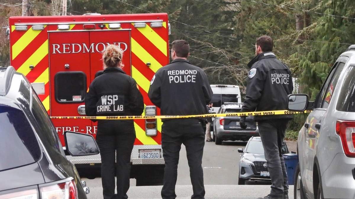Policía de Redmond realiza labores en la casa de la podcaster Zohreh Sadeghi, quien junto con su esposo fue asesinada por su acosador, que también murió en el lugar