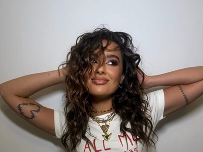 Flor Jazmín Peña y el total denim con brillos que redefine el estilo festivalero