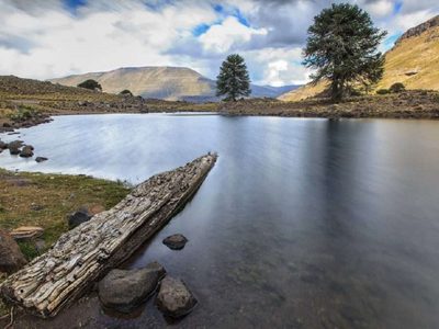 Laguna Hualcupén: la playa de arena volcánica que sorprende con vistas únicas