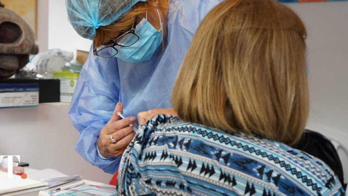 Una ciudadana siendo vacunada contra el coronavirus. Fuente: (Twitter)