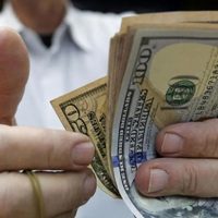 El dólar blue se mantiene en $134 para la venta