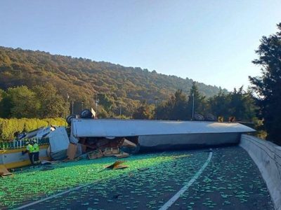 Volcadura de tráiler en La Pera deja un muerto y paraliza la México-Cuernavaca (Video)