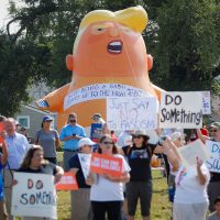 Reciben a Trump entre protestas tras tiroteo en Dayton, Ohio