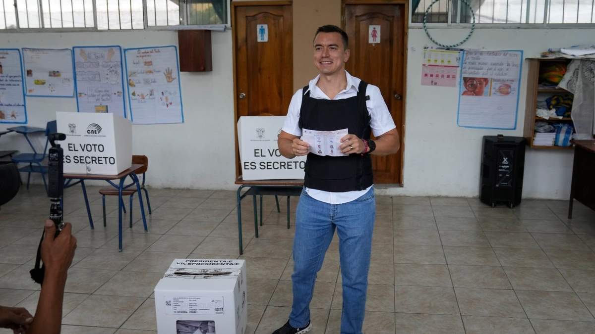 Daniel Noboa sostiene una boleta después de votar en una segunda vuelta