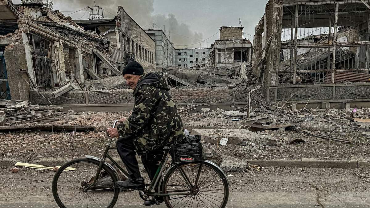 Un hombre anda en bicicleta frente a una oficina postal destruida por un ataque aéreo ruso, el 7 de noviembre de 2024, en Kurakhove, región de Donetsk, Ucrania